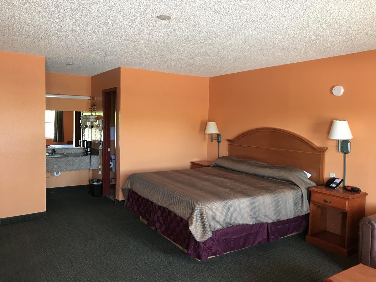 American Inn Cleburne Buitenkant foto